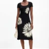 Short-Sleeved Midi Dress with Neckline and Daisies.