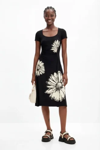 Short-Sleeved Midi Dress with Neckline and Daisies.