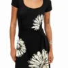 Short-Sleeved Midi Dress with Neckline and Daisies.
