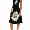 Short-Sleeved Midi Dress with Neckline and Daisies.