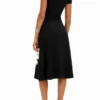 Short-Sleeved Midi Dress with Neckline and Daisies.