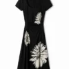 Short-Sleeved Midi Dress with Neckline and Daisies.